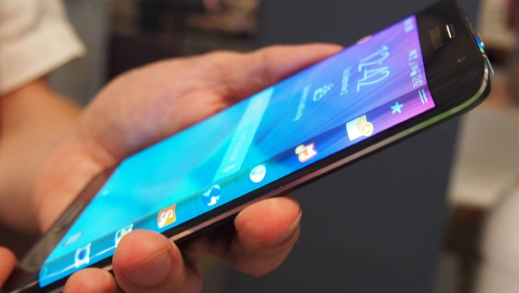 Экран Edge изогнут лишь в одну сторону; экран Galaxy S6 может быть изогнут в обе.