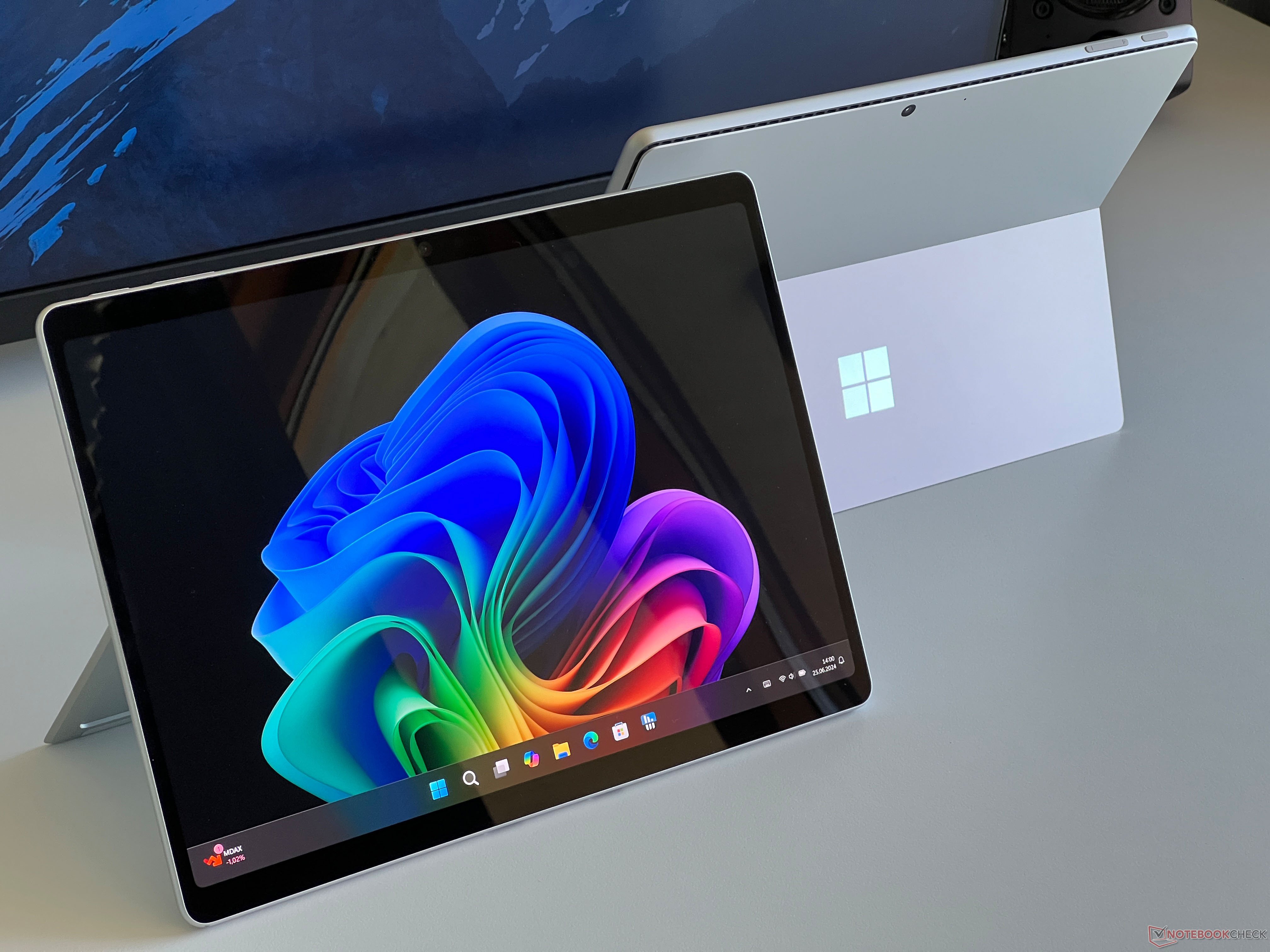 Обзор Microsoft Surface Pro OLED Copilot+: Высококлассный трансформер  теперь на базе Snapdragon X Elite - notebookcheck-ru.com Обзоры