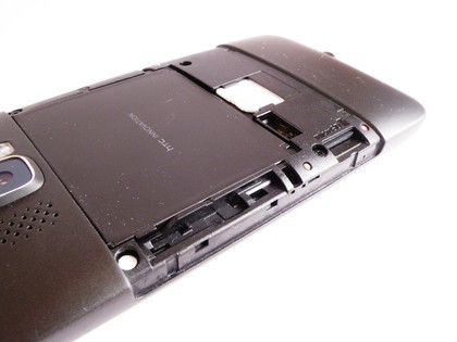Слот microSD в HTC HD2 обеспечивал простую горячую замену для пользователей, которые хотели возиться с устройством. (Источник изображения: TechRadar)