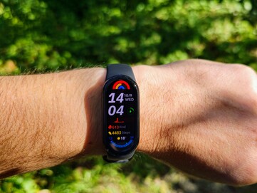 Дисплей Smart Band 9 очень легко читается на солнце.