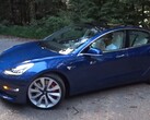 Tesla Model 3 Performance 2018 года - это отличный седан с аккумуляторной батареей емкостью 75 кВтч. (Источник изображения: Redline Reviews via YouTube)