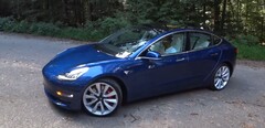 Tesla Model 3 Performance 2018 года - это отличный седан с аккумуляторной батареей емкостью 75 кВтч. (Источник изображения: Redline Reviews via YouTube)