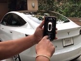 Tesla выпускает "урезанный" вариант фактически Smart Summon в Европе и на Ближнем Востоке (Источник изображения: Hector Perez на YouTube)