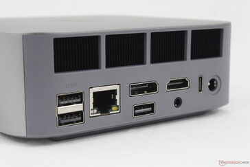 Задние: USB-A 3.2 (10 Гбит/с), USB-A 2.0 (480 Мбит/с), RJ-45 (2,5 Гбит/с), DisplayPort 1.4 (4K@144), USB-A 2.0 (480 Мбит/с), HDMI 2.1 (4K@120), гарнитура 3,5 мм, USB-C 4.0 w/ DisplayPort + Power Delivery (40 Гбит/с), сетевой адаптер