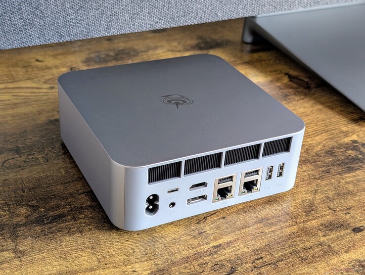 Задняя часть: Питание от сети (без внешнего блока питания), USB-C Thunderbolt 4 w/ DisplayPort + Power Delivery, гарнитура 3,5 мм, HDMI (4K@60), DisplayPort 1.4 (4K@144), 2x RJ-45 (2,5 Гбит/с)