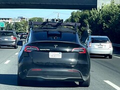 На крыше этой модели Tesla Model Y установлен блок LiDAR, что позволяет предположить, что она используется для тестирования грядущего робота-такси Tesla. (Источник изображения: Steve Krawczyk/The Verge)