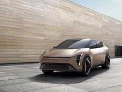 Kia EV4, замеченный в США, представляет собой седан, похожий на концепт (вверху). (Источник изображения: Kia)