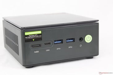 Спереди: OcuLink (PCIe4 x4), USB-C 4.0 w/ DisplayPort + Power Delivery, 2x USB-A 3.2 (10 Гбит/с), гарнитура 3,5 мм, кнопка питания