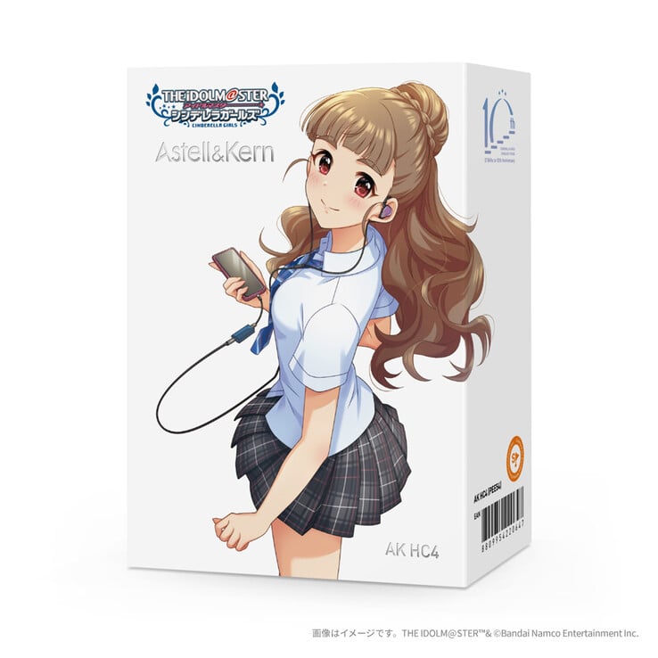 Нао Камия украшает лимитированную упаковку USB-ЦАП AK HC4 Idolmaster Cinderella Girls Edition. (Источник изображения: Bandai Namco)