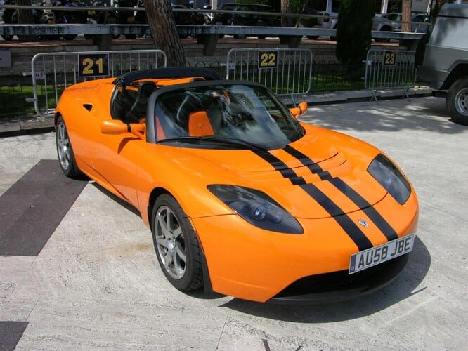 Оригинальный Roadster 2008 года был первым серийным автомобилем Tesla. (Источник: Wikimedia)