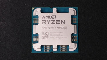 Поддельный Ryzen 7 7800X3D IHS (Источник изображения: Der8auer)