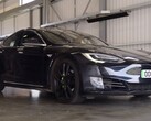 Tesla Model S, показанная в последнем видеоролике AutoTrader, прошла 430 000 миль на оригинальной батарее и моторах. (Источник: AutoTrader UK через YouTube)