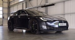 Tesla Model S, показанная в последнем видеоролике AutoTrader, прошла 430 000 миль на оригинальной батарее и моторах. (Источник: AutoTrader UK через YouTube)