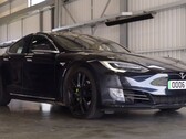 Tesla Model S, показанная в последнем видеоролике AutoTrader, прошла 430 000 миль на оригинальной батарее и моторах. (Источник: AutoTrader UK через YouTube)