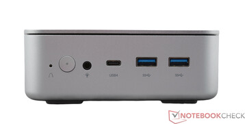 Спереди: Очистка CMOS, кнопка питания, аудиоразъем, USB 4, 2x USB 3.2 Gen 2