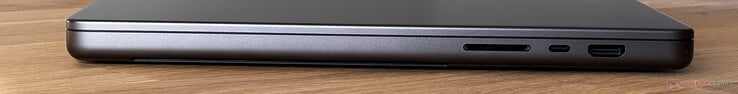 Справа: Устройство для чтения карт памяти SD, USB-C 4.0 с Thunderbolt 5 (120 Гбит/с, режим DisplayPort ALT, Power Delivery), выход HDMI