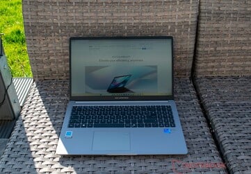 Asus ExpertBook P1 в тени