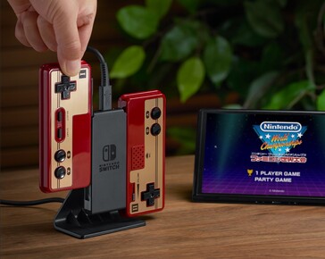 Беспроводные контроллеры Famicom используют для подзарядки Switch Joy-Con. (Источник изображения: Nintendo Japan на сайте X)