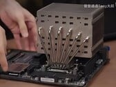 AMD Ryzen 9 9950X - это чудовищный 16-ядерный процессор Zen 5, охлаждение которого - задача не из легких. (Источник изображения: Bilibili)