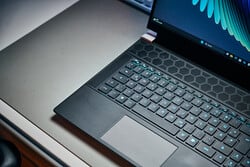 ... хотя Alienware становится довольно жарко, несмотря на то, что приходится охлаждать самый медленный процессор.