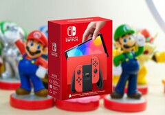 Nintendo выпустила Switch OLED в октябре 2021 года. (Источник изображения: Nintendo, Ryan Quintel на Unsplash, отредактировано)