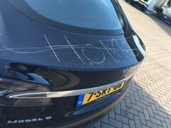 Испорченная Tesla Model S. Элон Маск предлагает, чтобы автомобили Tesla могли поднимать тревогу для предотвращения взлома ключей (Источник изображения: John Vermetten via Autogespot)