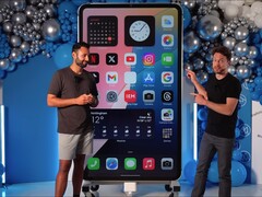 Ютуберы DIY Perks и MrWhoseTheBoss собрали самый большой в мире iPhone 15 Pro Max. (Источник изображения: YouTube / MrWhoseTheBoss)