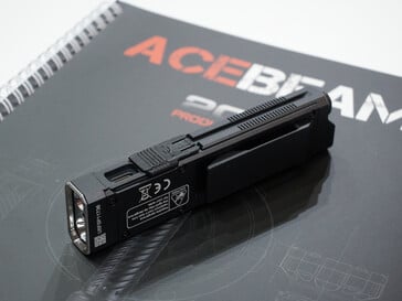 Acebeam UC25 оснащен USB-портом и зажимом для ремня (Источник изображения: Andreas Sebayang/Notebookcheck.com)