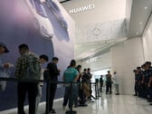 Очередь у флагманского магазина Huawei в Китае (Источник изображения: Reuters)