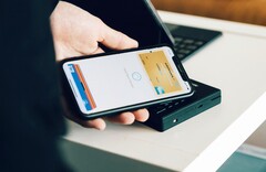 Apple наконец-то открывает чип NFC в iPhone для сторонних приложений. (Источник изображения: CardMapr.nl)