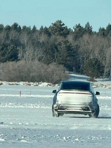 Tesla Model Y Juniper сзади