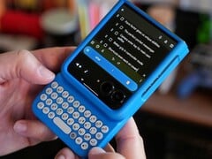 Клавиатура Clicks Keyboard теперь доступна для некоторых телефонов Android, включая серию Razr 2024 от Motorola. (Источник изображения: Clicks)