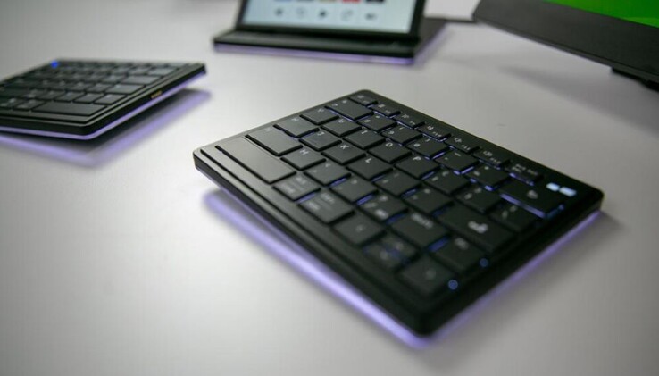 Клавиатура Tetra Keyboard оснащена подсветкой клавиш в дополнение к акцентной подсветке вокруг корпуса. (Источник изображения: Tetra Keyboard на Kibidango)