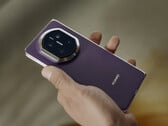 Компания Huawei планирует выпустить Mate X7 в нескольких цветах, а не только в фиолетовом варианте, показанном здесь. (Источник изображения: Huawei)