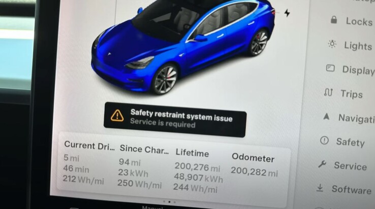 Автомобиль Tesla Model 3 Performance 2018 года выпуска, принадлежащий Лоуренсу, проехал более 200 000 миль с эффективностью 244 Вт-ч/миля. (Источник изображения: Tesla Joy via YouTube)