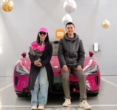 Эта молодая пара стала обладателем 200 000-го Xiaomi SU7, выбрав специальный красный цвет (Источник изображения: Xiaomi)