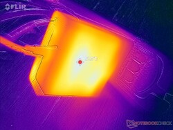 Во время игры температура адаптера переменного тока превышает 51 C