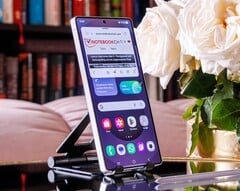 Samsung Galaxy S26 Ultra, как утверждается, имеет более тонкие края экрана, чем Galaxy S25 Ultra, изображенный на фотографии. (Источник изображения: Notebookcheck)