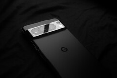 Pixel 8 Pro - одно из трех устройств Google, способных измерять температуру кожи. (Источник изображения: Samuel Angor - Unsplash)