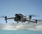 Новейший потребительский дрон DJI может похвастаться новой основной камерой и улучшенной функциональностью телекамеры, среди прочих изменений по сравнению с Air 3. (Источник изображения: DJI)