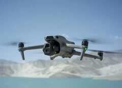 Новейший потребительский дрон DJI может похвастаться новой основной камерой и улучшенной функциональностью телекамеры, среди прочих изменений по сравнению с Air 3. (Источник изображения: DJI)