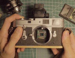 Leica M2 можно превратить в цифровую камеру с помощью Raspberry Pi. (Источник изображения: Майкл Сугуитан)