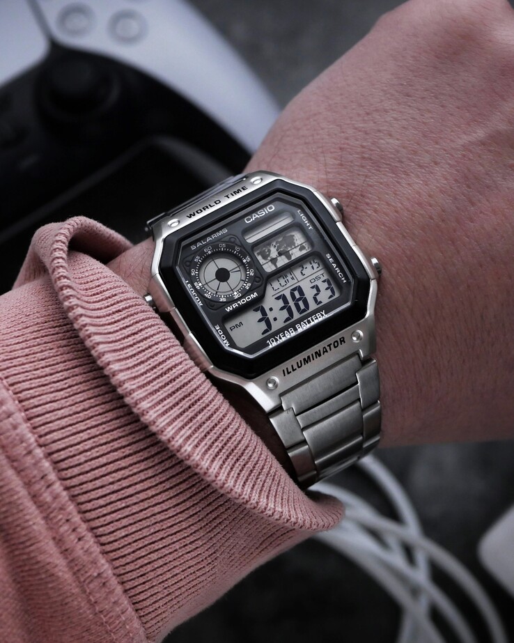 Casio AE-1200WH с ремешком из нержавеющей стали вместо нового кожаного ремешка. (Источник изображения: Casio)