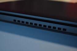 Lenovo ThinkPad T16 Gen 3: вентиляционная решетка в задней части