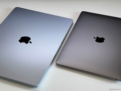 MacBook Air 15 M4 в цвете Sky Blue (слева) против MacBook Air 13 M1 в цвете Space Gray (справа)