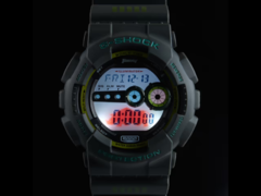 Часы Casio G-Shock x Suzuki GD-100, выпущенные в рамках сотрудничества, имеют индивидуальную подсветку, на которой изображена эмблема носорога Jimny. (Источник изображения: Autorimessa)