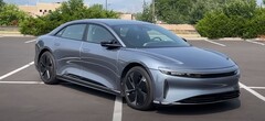 Lucid Air Grand Touring может похвастаться впечатляющим запасом хода в 480 миль. (Источник изображения: TFLEV с YouTube)