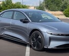 Lucid Air Grand Touring может похвастаться впечатляющим запасом хода в 480 миль. (Источник изображения: TFLEV с YouTube)