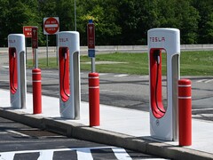 Зарядные станции Tesla Superchargers. Калифорния может похвастаться тем, что количество станций зарядки EV превышает количество бензоколонок (Источник изображения: J Dean на Unsplash)