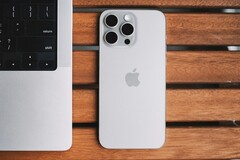 Apple iPhone 15 и das iPhone 15 Pro стали самыми продаваемыми смартфонами в 2024 году. (Источник изображения: Lala Azizli)